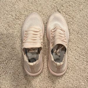 APL size 9. Runs small